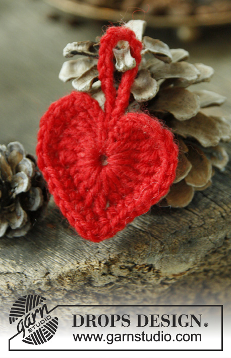 Heart of the Season / DROPS Extra 0-1009 - Crochet Christmas heart in DROPS Karisma. Theme: Christmas