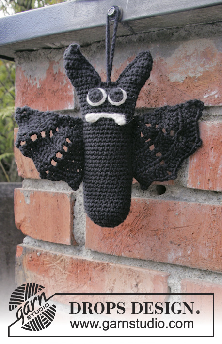 Mr. Fang / DROPS Extra 0-1044 - Halloween DROPS : Chauve-souris DROPS au crochet, en Cotton Merino.
