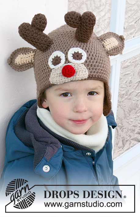 Little Rudolph / DROPS Extra 0-1049 - Dziecięca czapka na szydełku z włóczki DROPS Lima. Czapka to renifer z rogami i uszami. Rozmiary 6 miesięcy do 10 lat. Temat: Boże Narodzenie