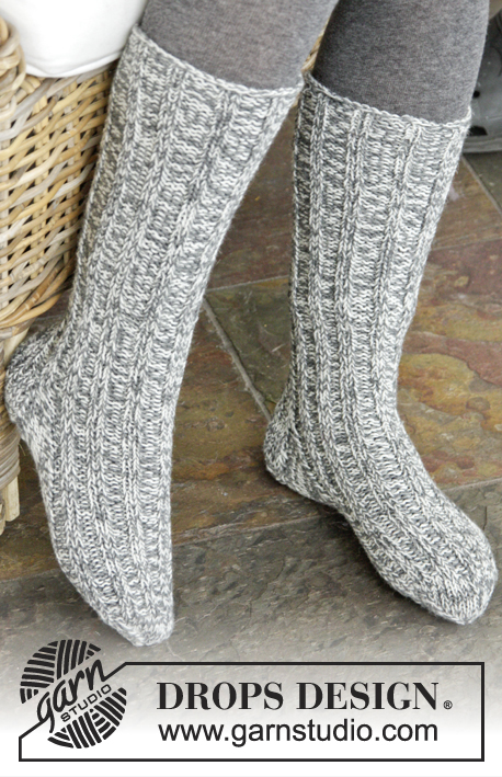 Waiting for Santa / DROPS Extra 0-1069 - DROPS Advent: ponožky s pružným vzorem pletené z dvojité příze Fabel. Velikost: 29-46.