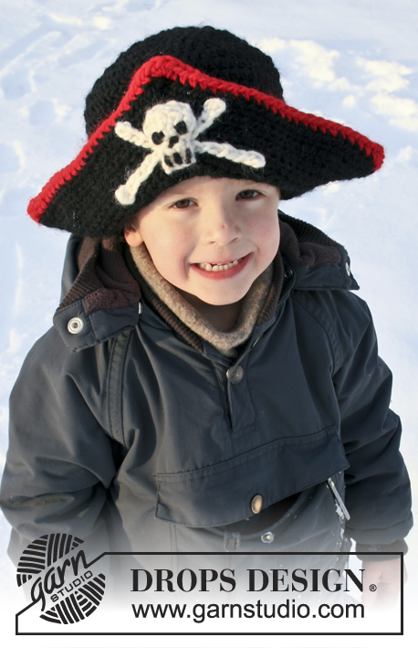Ahoy! / DROPS Extra 0-1073 - Gehaakte piraten muts met doodskop voor baby's en kinderen in DROPS Snow. Maat 1 - 10 jaar.