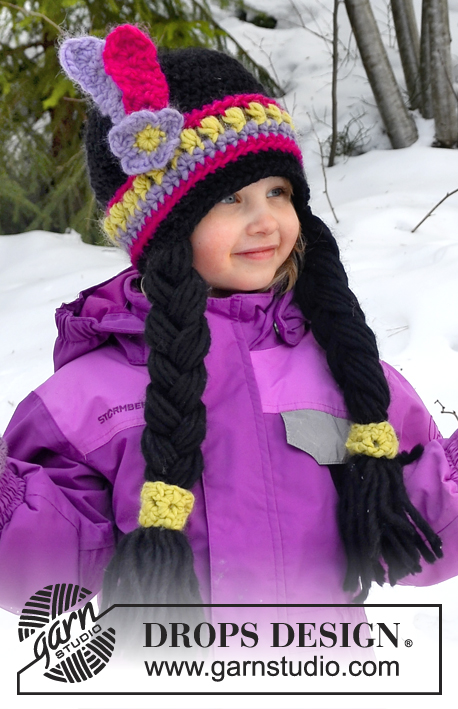 Little Alawa / DROPS Extra 0-1074 - DROPS Karneval: Gehäkelte Pocahontas - Mütze für Babys und Kinder in DROPS Snow mit Zöpfen und Federn. Größe 1 - 10 Jahre.