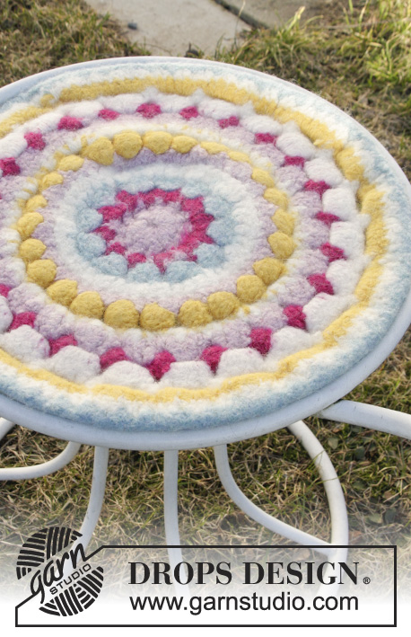 Spring Sun / DROPS Extra 0-1098 - DROPS Easter: Crochet and felted DROPS seating pad with stripe pattern in 2 strands Snow.