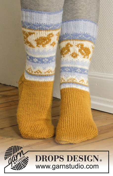 Chicken Dance / DROPS Extra 0-1102 - DROPS Easter: Knitted DROPS socks with Norwegian pattern in Karisma. Size 35 - 46.