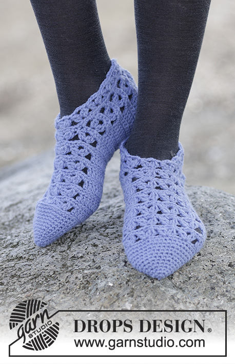 Water Fairy / DROPS Extra 0-1168 - Crochet DROPS slippers with fan pattern in Nepal.