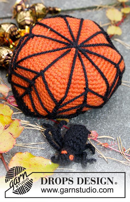 Creepy Candy / DROPS Extra 0-1171 - DROPS Halloween: Gehäkelter Kürbis - Korb mit Spinnennetz und Spinne in DROPS Nepal.