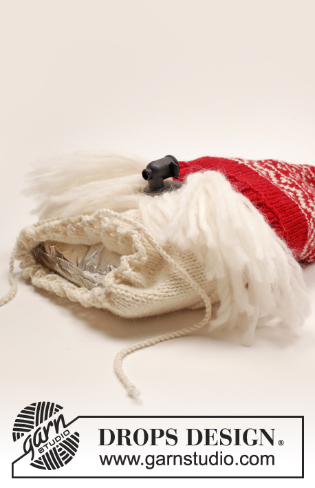 Merrier Christmas / DROPS Extra 0-1195 - Pokrowiec Mikołaj na karton wina na drutach, z włóczki DROPS Nepal, z brodą z włóczki DROPS Snow, z żakardem norweskim i pomponem. Temat: Boże Narodzenie.
