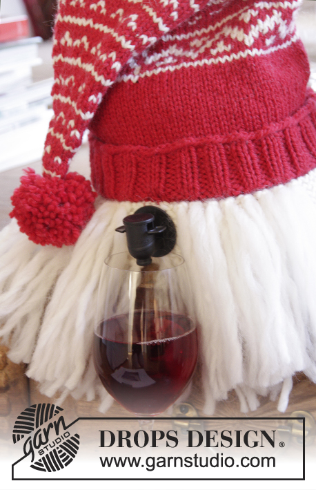 Merrier Christmas / DROPS Extra 0-1195 - Pokrowiec Mikołaj na karton wina na drutach, z włóczki DROPS Nepal, z brodą z włóczki DROPS Snow, z żakardem norweskim i pomponem. Temat: Boże Narodzenie.