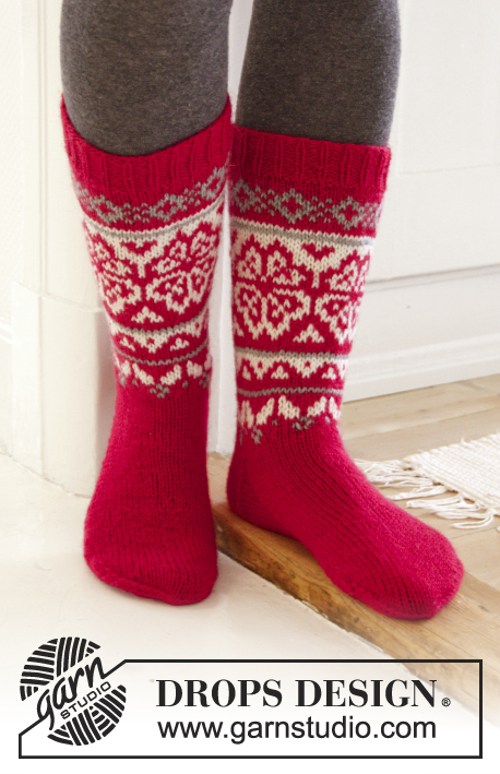 Home for Christmas / DROPS Extra 0-1204 - DROPS Advent: ponožky s norským vzorem pletené z příze Karisma. Velikost: 35-46.