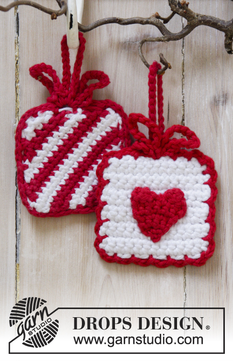 Hanging Gifts / DROPS Extra 0-1214 - Prendas de Natal em croché com corações e riscas em DROPS Paris. Tema: Natal