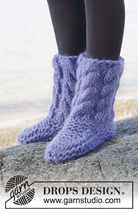 Weekend Warrior / DROPS Extra 0-1230 - Knitted DROPS slippers with cables in Polaris.