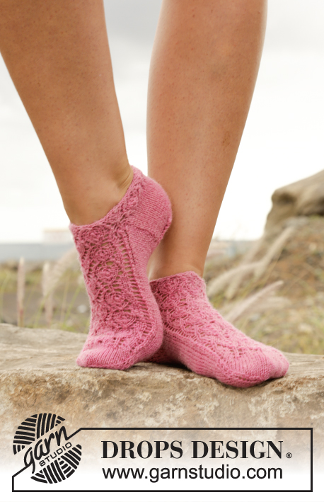 Camellia Rose / DROPS Extra 0-1243 - Knitted DROPS ankle socks with lace pattern in Fabel. Size 35 - 43