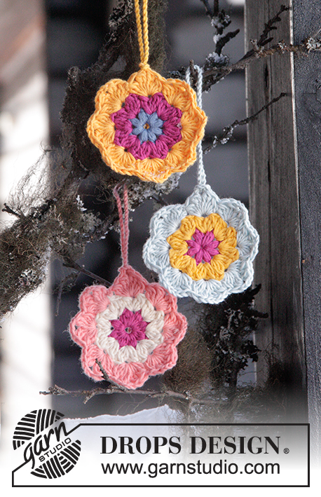 Easter in Bloom / DROPS Extra 0-1246 - DROPS Easter: Crochet DROPS flowers in ”Safran”.
