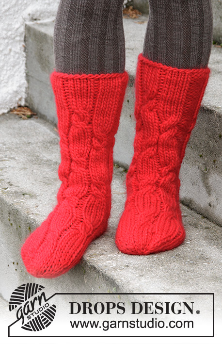 Christmas Journey / DROPS Extra 0-1331 - Knitted socks with cables for Christmas in DROPS Snow.