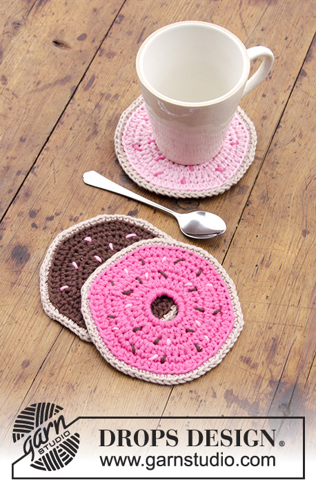 Breakfast Doughnuts / DROPS Extra 0-1383 - Crocheted coasters with cup and doughnut.
Piece is crocheted in DROPS Paris.