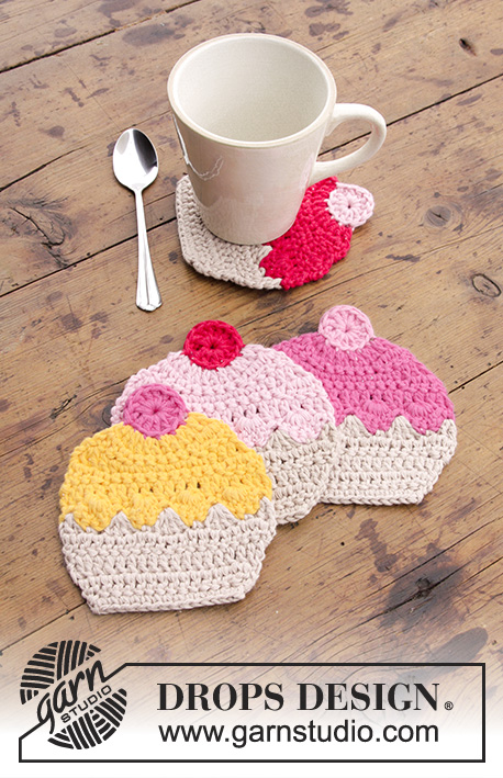 Breakfast Cupcakes / DROPS Extra 0-1384 - Crocheted coasters with cup and muffin / cupcake.   Piece is crocheted in DROPS Paris.