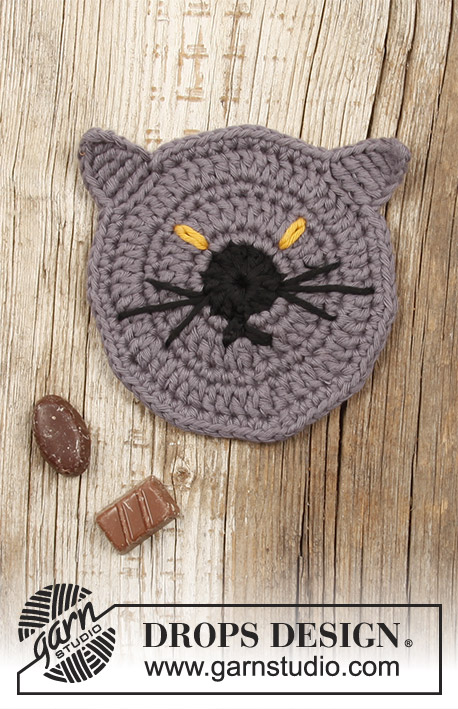 Lucifurr / DROPS Extra 0-1388 - Base para copo em croché em forma de gato para o Halloween.
Crocheta-se em DROPS Paris.