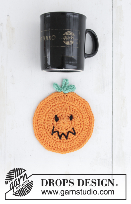 Pumpkin Latte / DROPS Extra 0-1389 - Podložka – podkafník dýně Halloween háčkovaná z příze DROPS Paris.