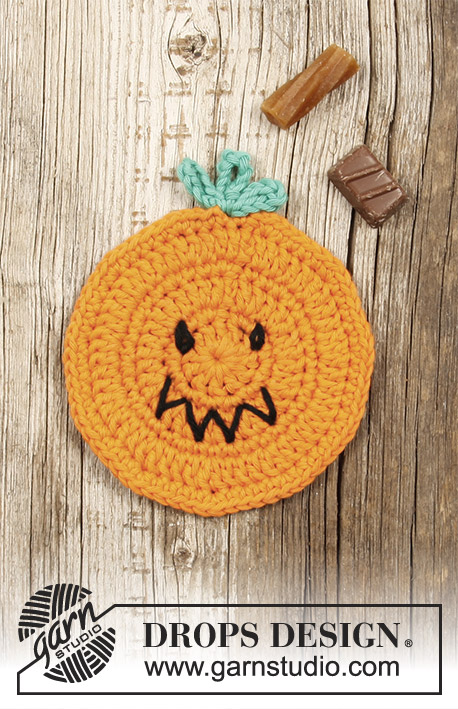 Pumpkin Latte / DROPS Extra 0-1389 - Crocheted coaster with pumpkin for Halloween.
Piece is crocheted in DROPS Paris.
