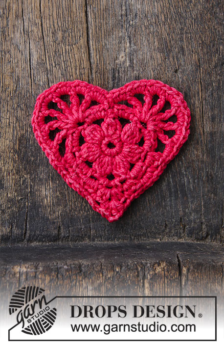 Rejoice / DROPS Extra 0-1394 - Crochet heart for Christmas. 
The piece is worked in DROPS Cotton Merino.