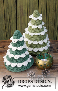 The Christmas Forest / DROPS Extra 0-1398 - Sapin de Noël au crochet, en DROPS Merino Extra Fine.