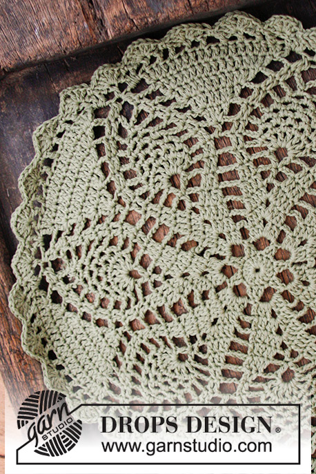 Holiday Servings / DROPS Extra 0-1401 - Crochet doily for Christmas. The piece is worked in DROPS Belle.