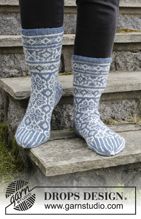 Frost Fighters / DROPS Extra 0-1414 - Gebreide sokken met veelkleurig patroon voor Kerst. Maat 35 tot 43 Het werk wordt gebreid in DROPS Fabel.