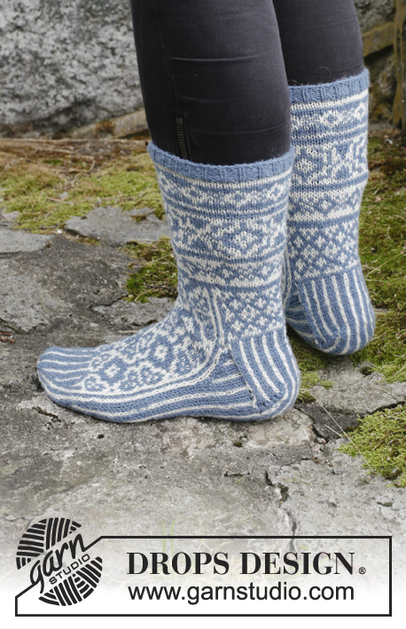 Frost Fighters / DROPS Extra 0-1414 - Gebreide sokken met veelkleurig patroon voor Kerst. Maat 35 tot 43 Het werk wordt gebreid in DROPS Fabel.