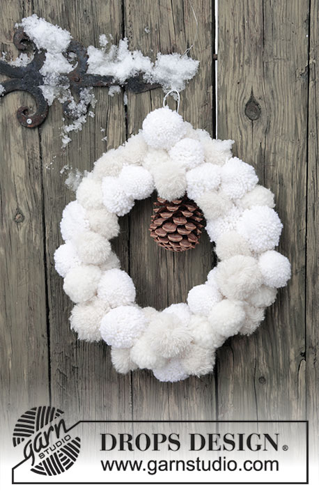 Snow Wreath / DROPS Extra 0-1416 - Türkranz mit Pompons für Weihnachten. Die Arbeit wird gefertigt in DROPS Brushed Alpaca Silk, DROPS Nepal und DROPS Snow.