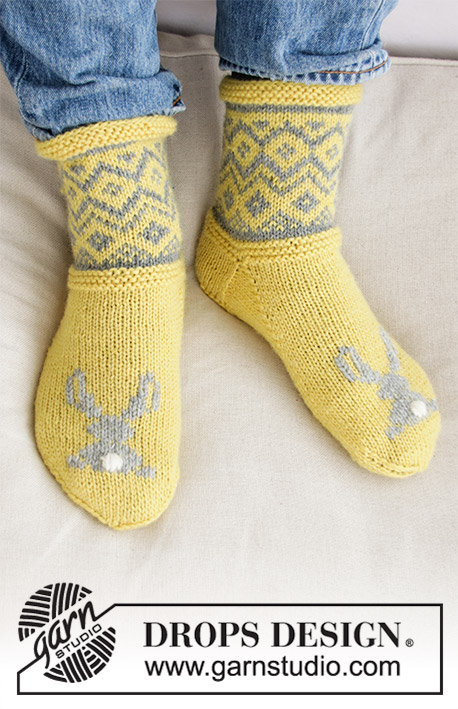 Bunny Hide / DROPS Extra 0-1421 - Gebreide sokken of sloffen in DROPS Karisma. Scandinavisch patroon en geborduurd konijn. Maten: 35 - 46. Thema: Pasen.