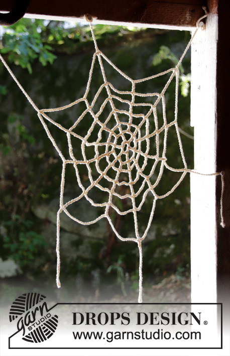 Miss Spider's House / DROPS Extra 0-1426 - Gehaakte spinneweb in DROPS Paris. Thema: Halloween.