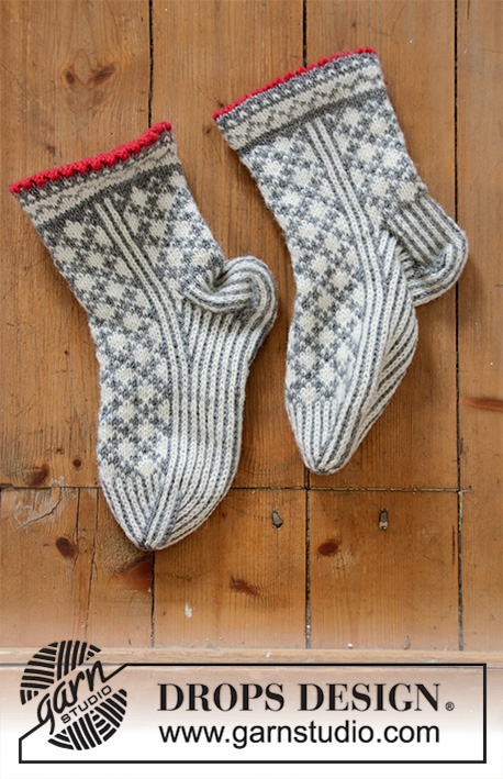 Tip Toe Santa / DROPS Extra 0-1433 - Ponožky s norským vzorem pletené z příze DROPS Karisma. Velikost 35 - 43. Motiv: Vánoce.