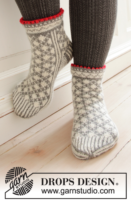 Tip Toe Santa / DROPS Extra 0-1433 - Stickade sockor i DROPS Karisma. Arbetet är stickat med nordiskt mönster.
Storlek 35 - 43. Tema: Jul.
