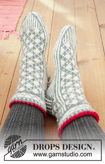 Tip Toe Santa / DROPS Extra 0-1433 - Gebreide sokken in DROPS Karisma. Het werk wordt gebreid met Scandinavisch patroon. Maten 35 - 43. Thema: Kerst.