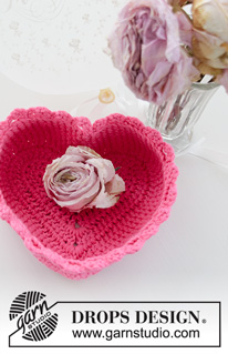 Forever Love / DROPS Extra 0-1452 - Cesta a ganchillo en forma de corazón para San Valentín. La pieza está elaborada en DROPS Paris. Tema: Día de San Valentín.