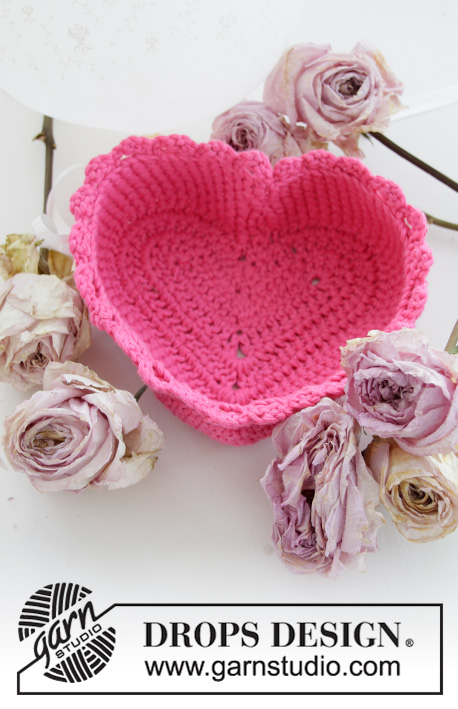 Forever Love / DROPS Extra 0-1452 - Cesta a ganchillo en forma de corazón para San Valentín. La pieza está elaborada en DROPS Paris. Tema: Día de San Valentín.