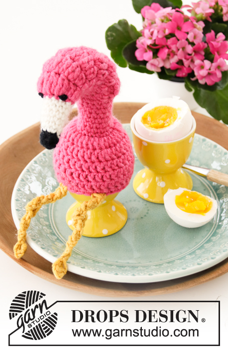 Cafe Flamingo / DROPS Extra 0-1455 - Virkattu flamingon muotoinen kananmunanlämmitin DROPS Merino Extra Fine -langasta. 
Teema: Pääsiäinen