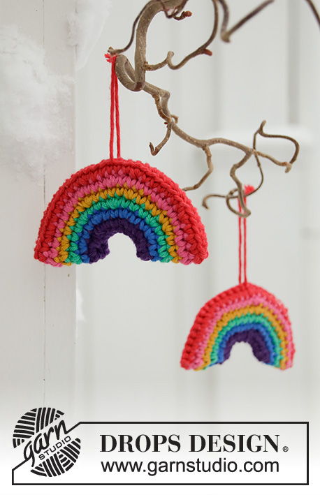 Holiday Rainbows / DROPS Extra 0-1463 - Décoration de Noël Arc-en-ciel crocheté en DROPS PARIS. 
Thème: Noël.