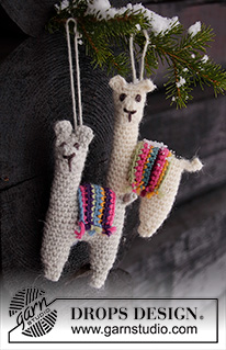 Festive Alpacas / DROPS Extra 0-1465 - Decorazione di Natale a forma di Alpaca o Llama all’uncinetto. Lavorata in DROPS Lima. Tema: Natale.