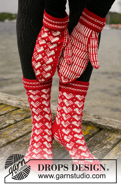 Holiday Hearts / DROPS Extra 0-1469 - Rękawiczki na drutach, z żakardem norweskim w serca i warkoczami łotewskimi, z włóczki DROPS Fabel. 
Temat: Boże Narodzenie.
