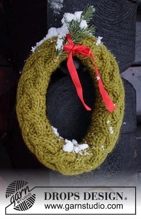 Woolen Christmas Wreath / DROPS Extra 0-1470 - Gebreide krans met kabels voor Kerst in DROPS Snow. Thema: Kerst.