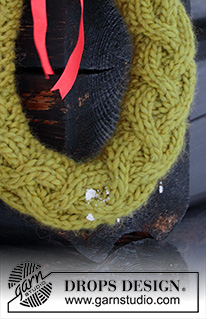 Woolen Christmas Wreath / DROPS Extra 0-1470 - Gebreide krans met kabels voor Kerst in DROPS Snow. Thema: Kerst.