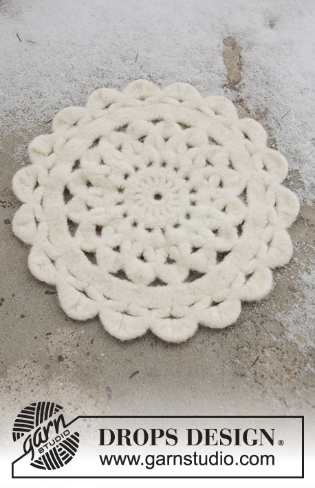 That's Hot / DROPS Extra 0-1472 - Crocheted and felted trivet for Christmas in DROPS Alaska. The piece is worked according to the diagrams, middle outwards. Theme: Christmas.