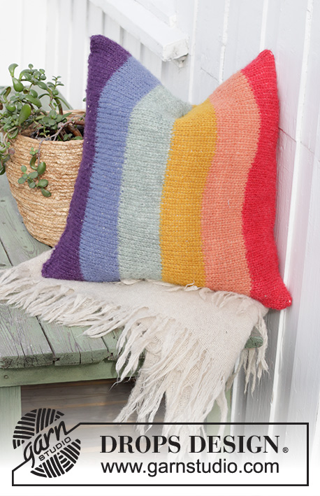 Rainbow Pillow / DROPS Extra 0-1487 - Strikket pude med striber i regnbue, strikket i DROPS Brushed Alpaca Silk. Passer til pude 50x50 cm.