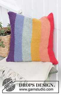Rainbow Pillow / DROPS Extra 0-1487 - Copricuscino con strisce arcobaleno in DROPS Brushed Alpaca Silk. Per adattarsi a un cuscino di 50x50 cm.