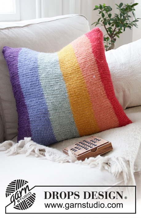 Rainbow Pillow / DROPS Extra 0-1487 - Pruhovaný povlak na polštář v barvách duhy pletený z příze DROPS Brushed Alpaca Silk. Vhodný pro polštář o rozměrech 50x50 cm.