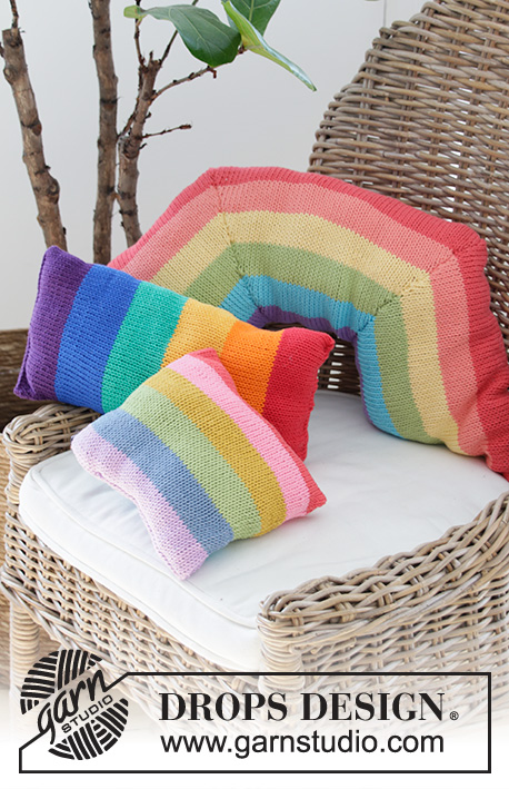 Rainbow Arch Cushion / DROPS Extra 0-1489 - Almofada tricotada com riscas arco-íris, em DROPS Paris.
