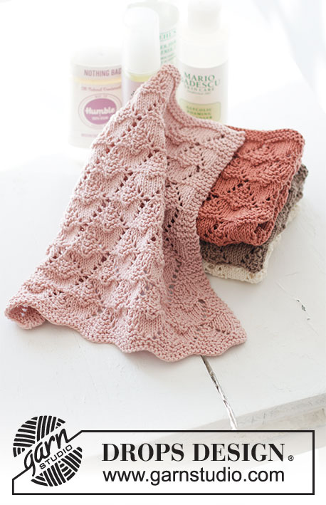 Bright Diamonds / DROPS Extra 0-1491 - Knitted cloths with lace pattern in DROPS Safran. The piece is worked back and forth.
