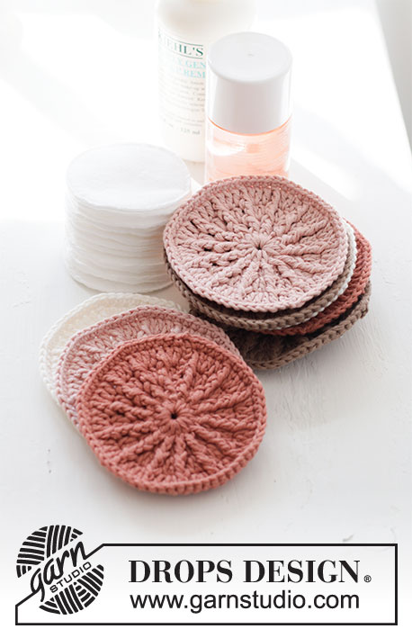 Radiant Scrubbies / DROPS Extra 0-1494 - Crochet make-up pad with double crochets and relief-double crochets in DROPS Safran. The piece is worked in the round, middle out.