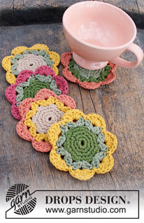 Blooming Coasters / DROPS Extra 0-1499 - Crocheted coaster in a flower-shape in DROPS Paris.